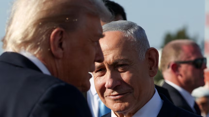 الرئيس الأميركي دونالد ترامب ورئيس الوزراء الإسرائيلي بنيامين نتنياهو خلال لقاء في القدس، 13 تشرين الأول/أكتوبر 2025. (رويترز)