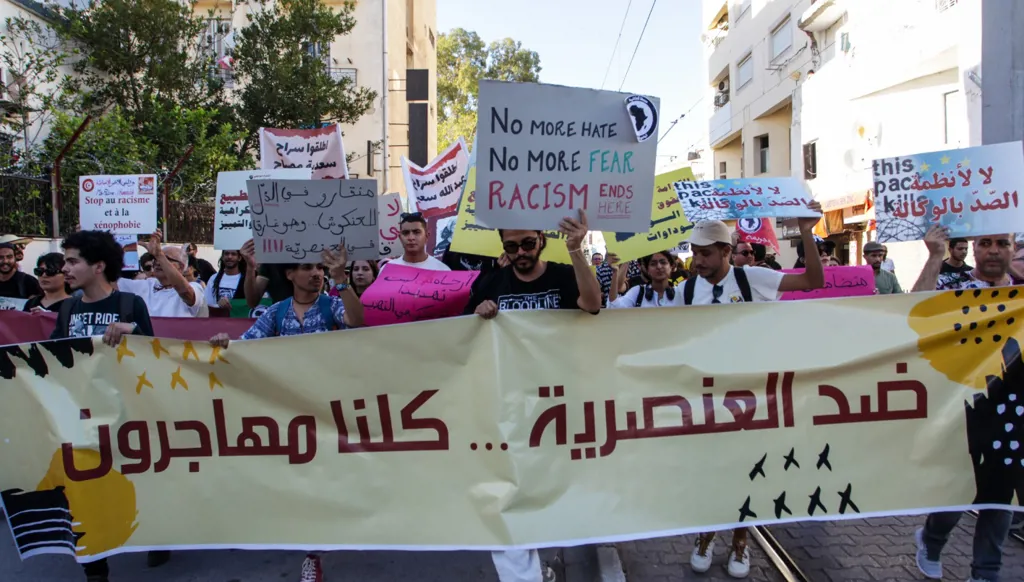 متظاهرون يشاركون في وقفة احتجاجية في تونس رفضاً للعنصرية ضد المهاجرين من أفريقيا جنوب الصحراء، وللسياسات التونسية الخاصة بالهجرة. (رويترز)