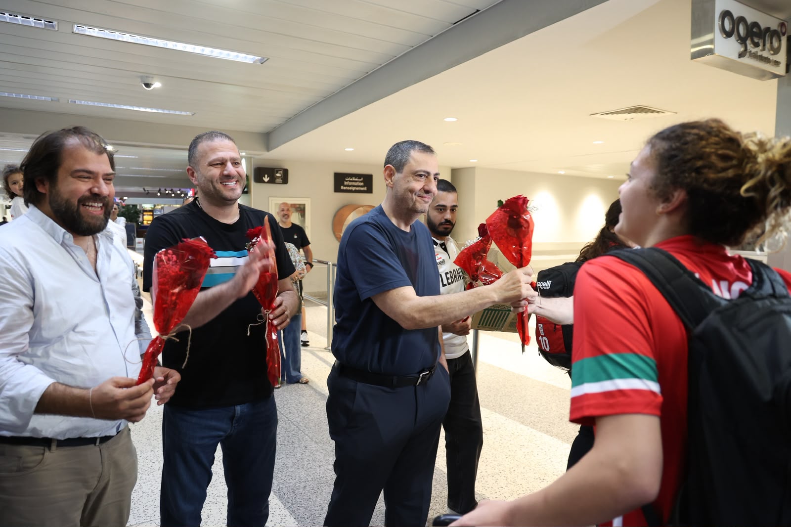 خلال استقبال بعثة منتخب لبنان للإناث تحت 18 سنة في المطار. (وكالات)