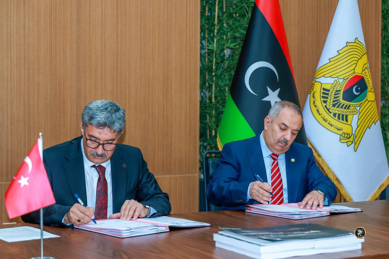 ممثلا الجيش الوطني الليبي وشركة تركية يوقعان اتفاق مشروع إدارة ومراقبة الحدود الجنوبية. (قيادة الجيش الوطني)