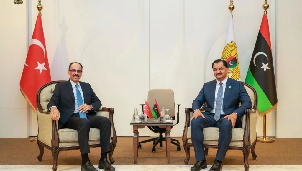 صدام حفتر ورئيس جهاز الاستخبارات التركي إبراهيم قالن خلال اجتماع في بنغازي، 23 حزيران/يونيو 2026. (قيادة الجيش الوطني)
