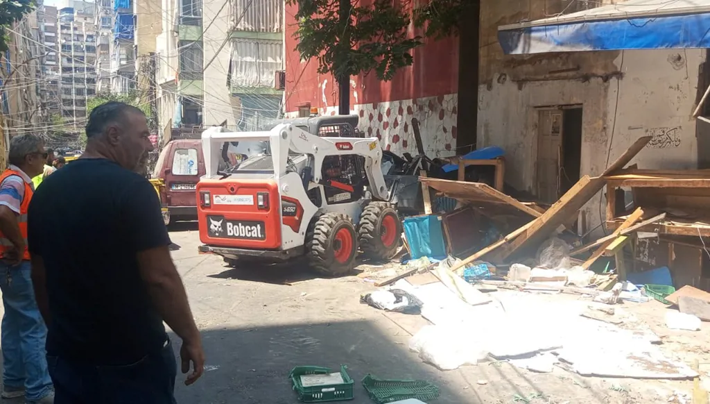 بلدية بيروت تزيل تعديات ومخالفات في سوق الخضار بحي اللجا
