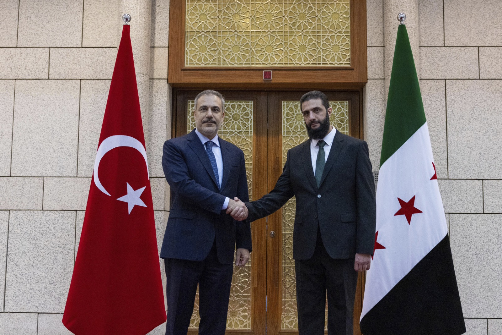 الرئيس السوري أحمد الشرع مع وزير الخارجية التركي في لقاء سابق في دمشق في 2024 (أ ف ب)