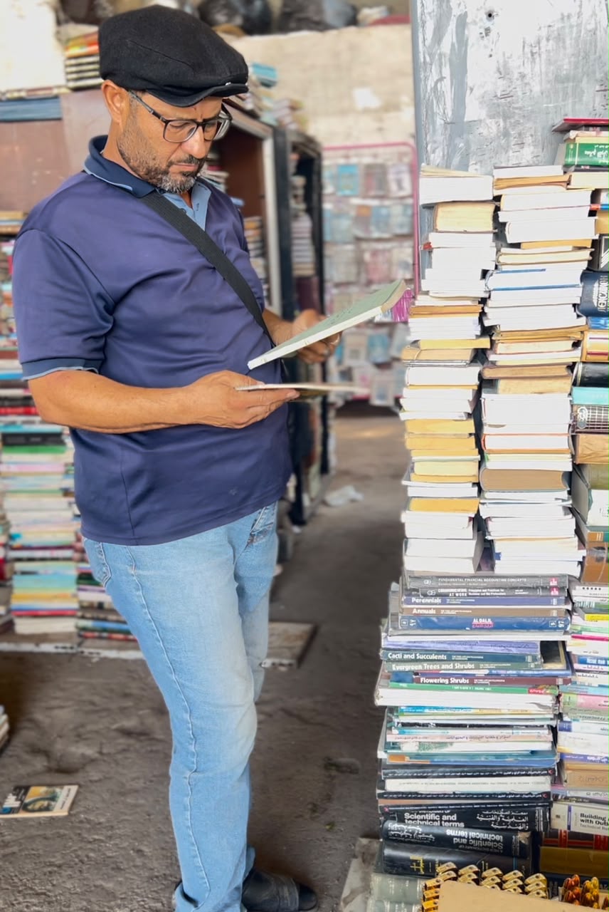 أبو زينب يقرأ في الكتاب.