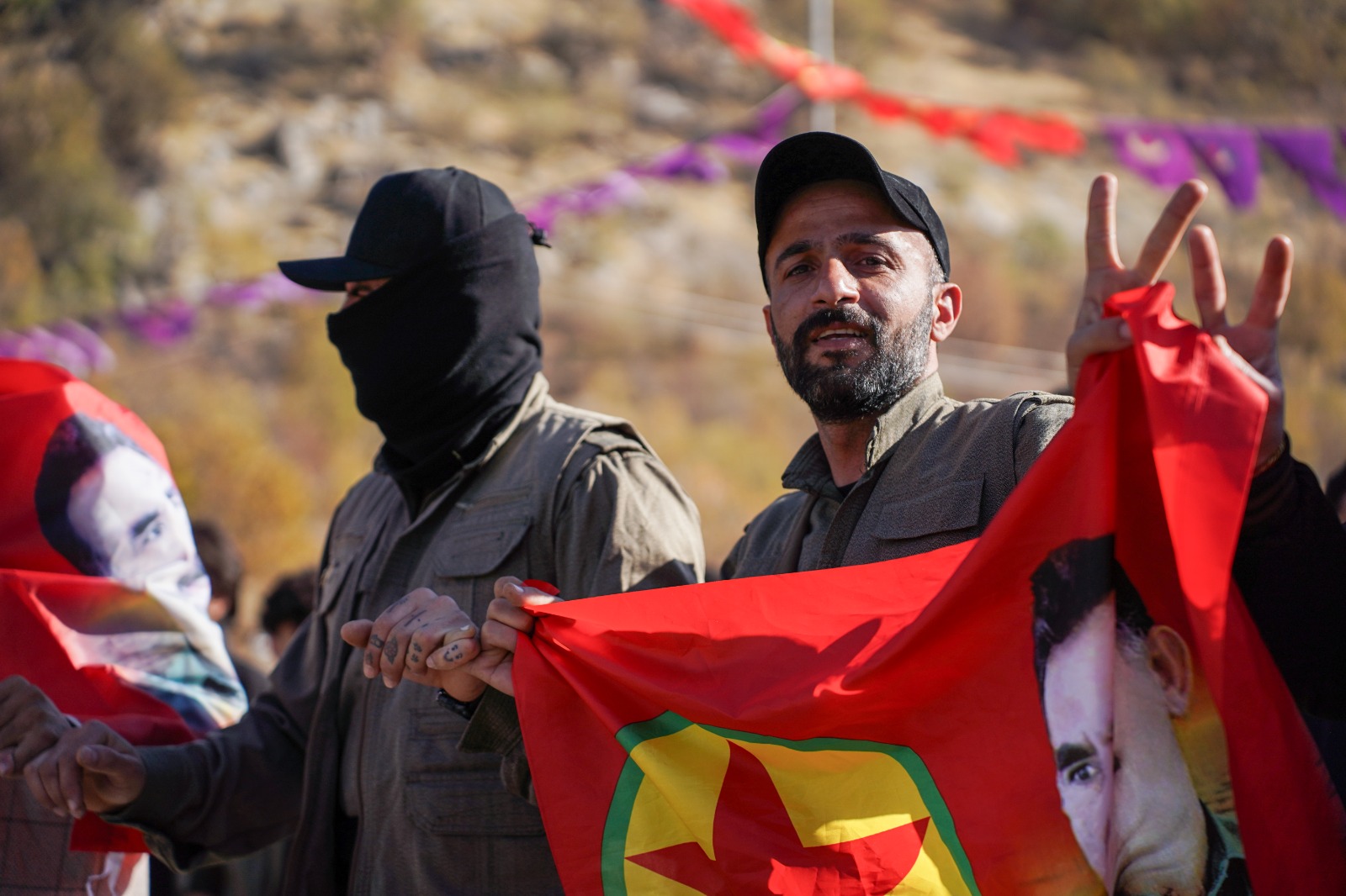مقاتلون من حزب العمال الكردستاني خلال احتفال بالذكرى الـ47 لتأسيس الحزب في جبال قنديل. (رويترز)