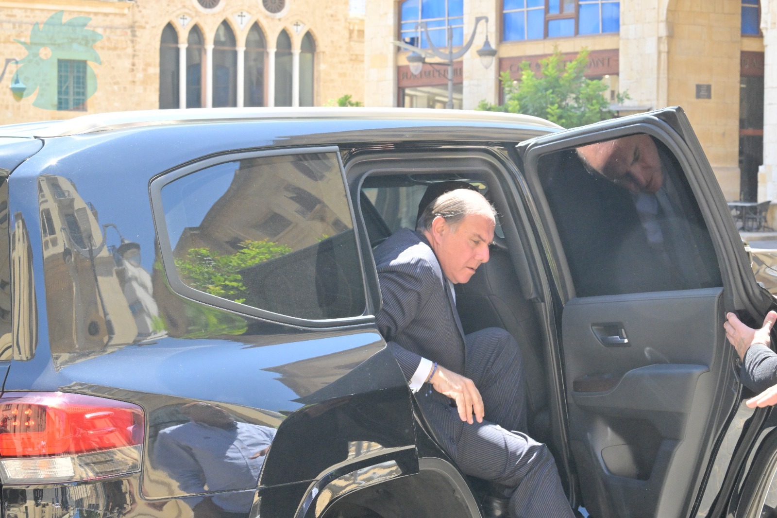 حاكم مصرف لبنان كريم سعيد (نبيل إسماعيل). 