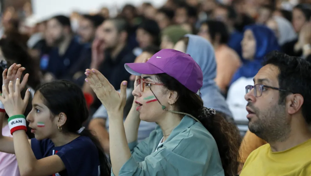 الحجاب يقفل مقاهي طهران... هل انتهت هدنة الحرّيات؟