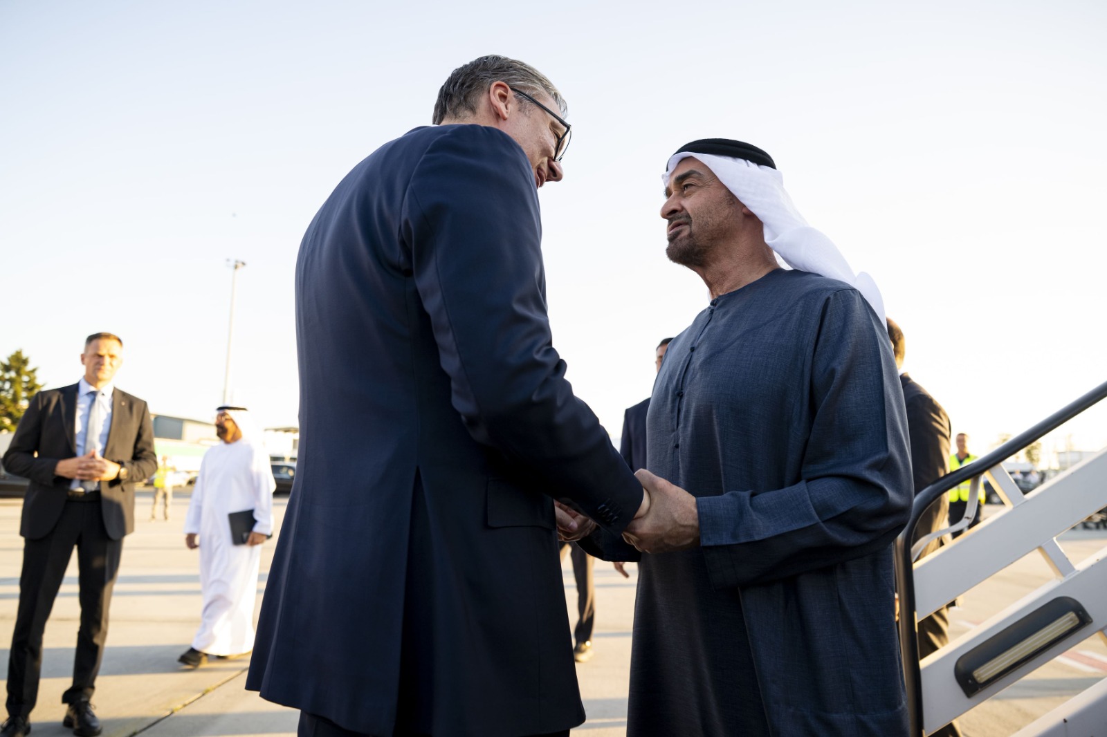 رئيس صربيا يستقبل بن زايد على أرض مطار بيلغراد (وام).
