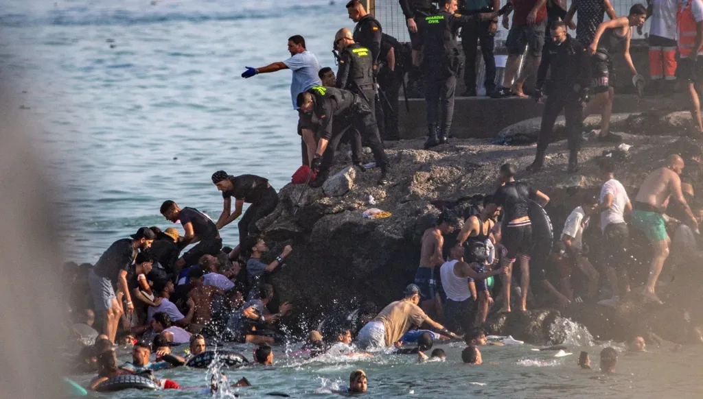 مهاجرون يحاولون العبور من المغرب إلى مدينة سبتة الإسبانية، 30 تموز/يوليو 2026. (أ ب)