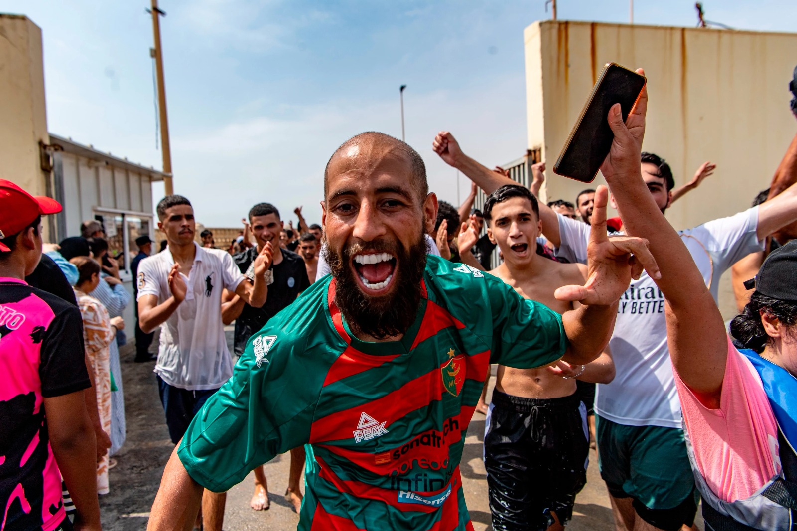 مهاجرون يعبرون عن فرحتهم بعد عبورهم الحدود من المغرب إلى مدينة سبتة الإسبانية، 30 تموز/يوليو 2026. (أ ب)