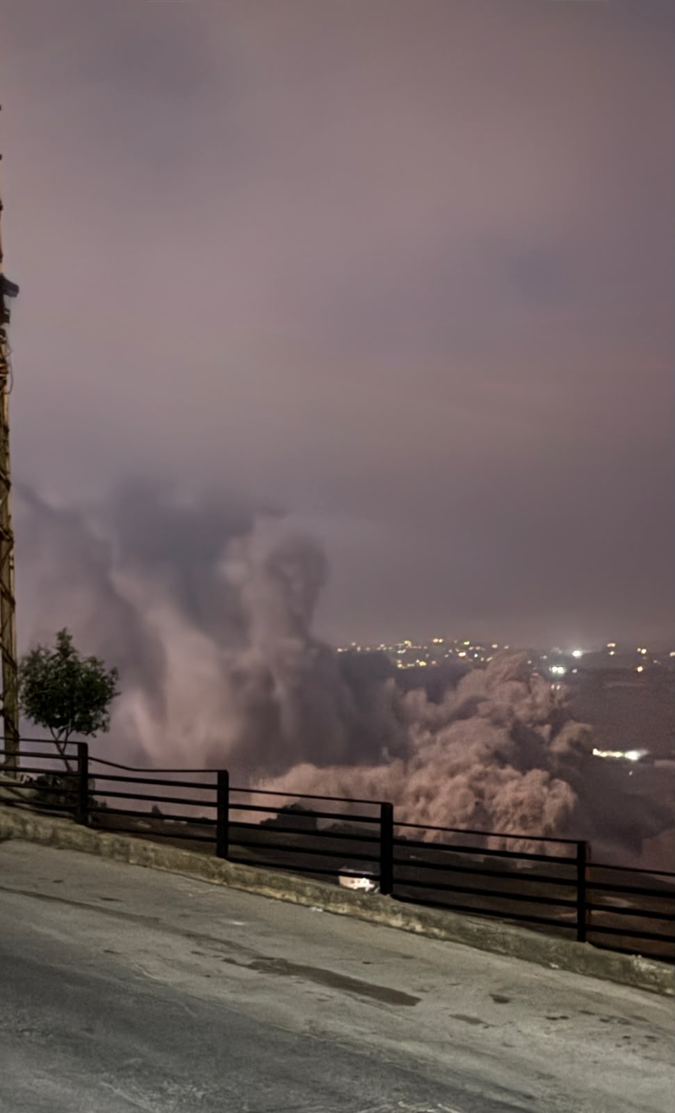تناثر الغبار في ضواحي منطقة الشقيف عقب التفجير الكبير للجيش الإسرائيلي ليلاً.
