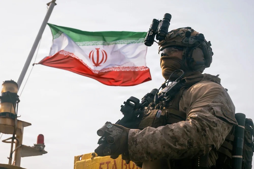 العلم الإيراني يظهر خلف جندي أميركي خلال عملية تفتيش لناقلة نفط في خليج عُمان، في 16 تموز/يوليو 2026. (القيادة المركزية الأميركية)