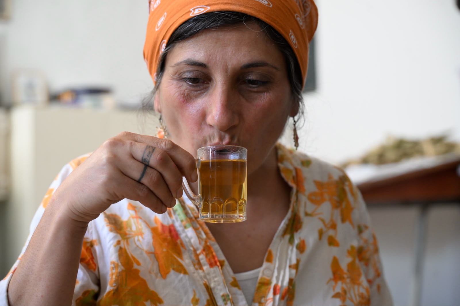 تقلا الخويري مزارعة وحرفية لبنانية تتحدّث عن الزهورات كمونة موسمية (النهار)