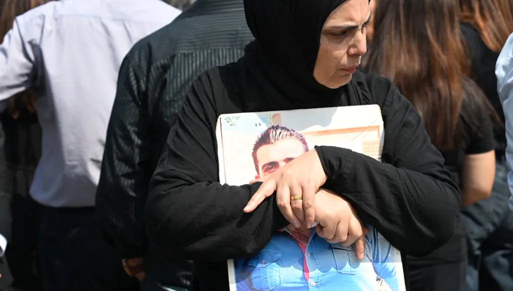 أهالي ضحايا انفجار المرفأ يحيون الذكرى أمام اللوحة التذكارية (حسام شبارو). 