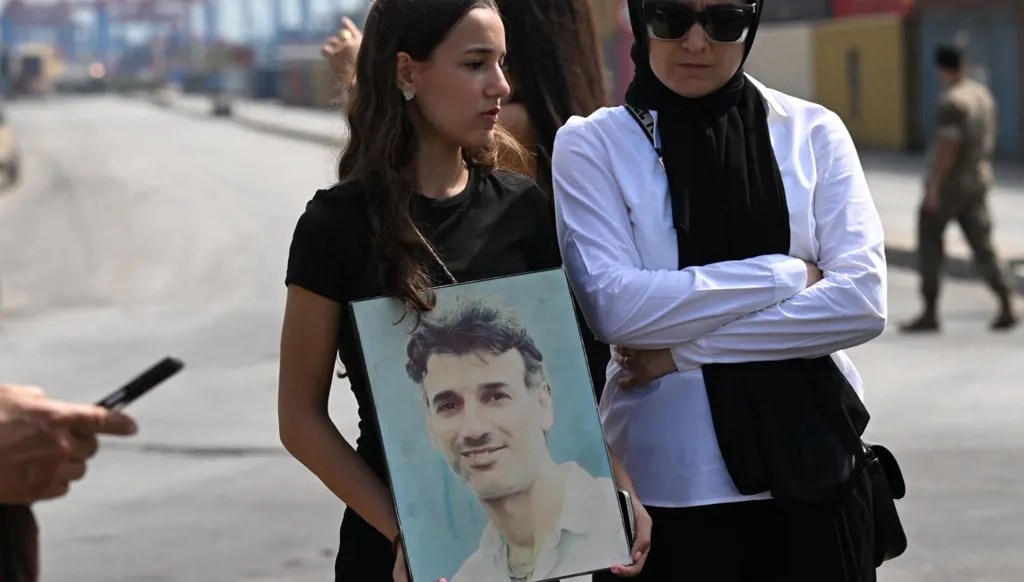 أهالي ضحايا انفجار المرفأ يحيون الذكرى أمام اللوحة التذكارية (حسام شبارو). 