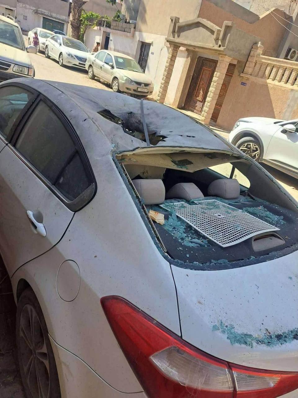 سيارة مدنية تضررت جراء الاشتباكات المسلحة التي شهدتها مدينة الزاوية غرب ليبيا. (فيسبوك)