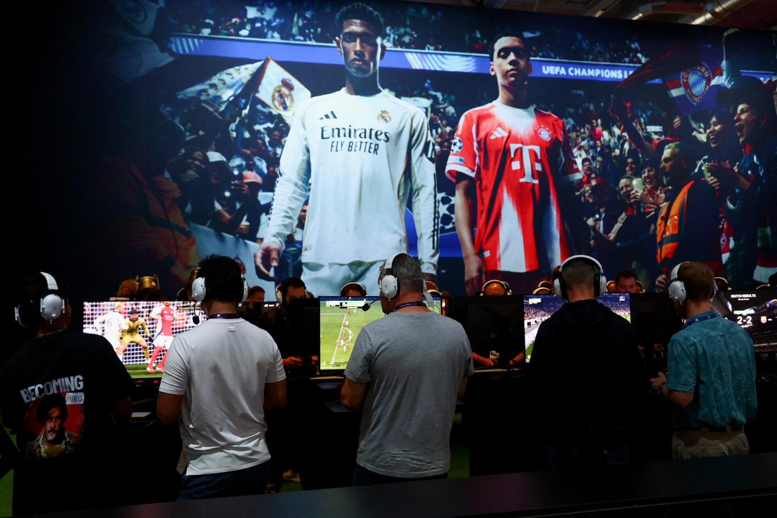 يلعب أشخاص لعبة EA Sports FC 26 خلال معرض جيمزكوم 2025، في مدينة كولونيا بألمانيا (رويترز).