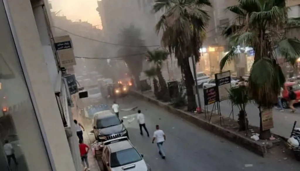 تصاعد الدخان من موقع التفجير الذي استهدف سرفيساً للنقل الداخلي في مدينة جرمانا بريف دمشق، 6 آب/أغسطس 2026. (اكس)