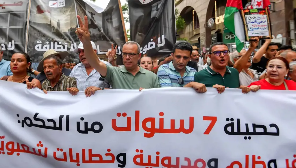 الإسلاميون والدساترة في تونس... تقاطع الضرورة أم بداية تقارب؟