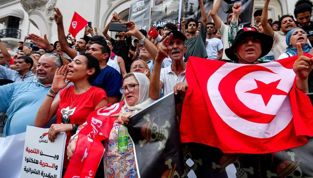 حشود من المتظاهرين في شارع الحبيب بورقيبة وسط العاصمة تونس خلال احتجاجات 25 تموز/يوليو 2026 ضد الرئيس قيس سعيّد. (أ ف ب)