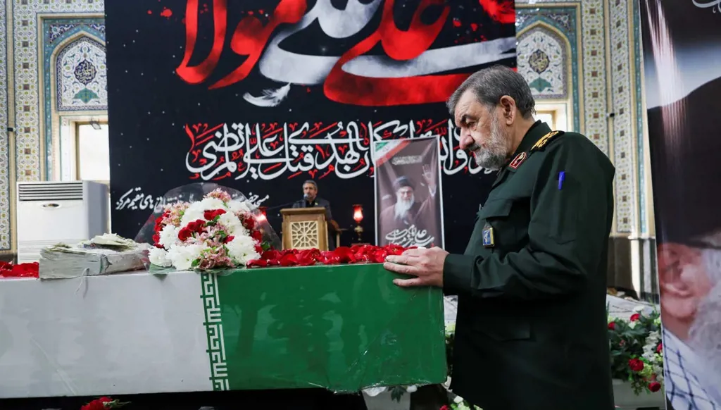 رضائي يعود على حساب ذو القدر... لماذا غيّرت إيران أمين مجلس الأمن القومي؟