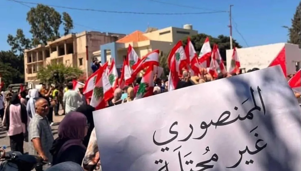 "المنصوري غير محتلة" وقفة احتجاجية لأهالي البلدة لوقف القصف ومنع العودة