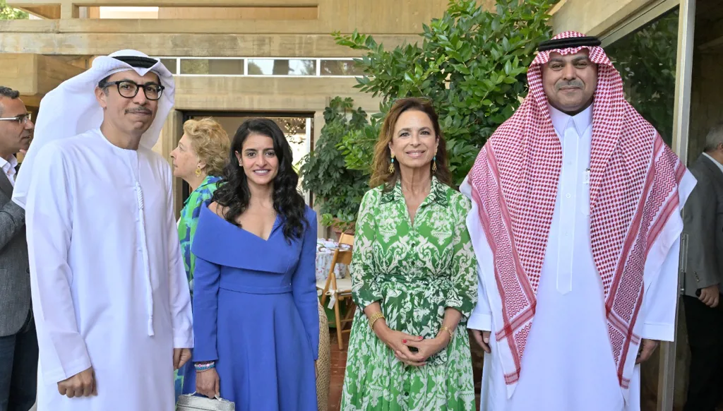 مع السفير السعودي والإماراتي ووزيرة السياحة (نبيل إسماعيل). 