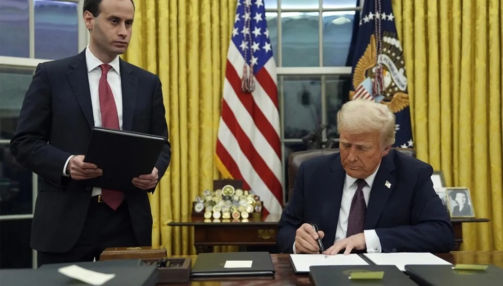 ويل شارف وترامب في البيت الأبيض (أ ب).