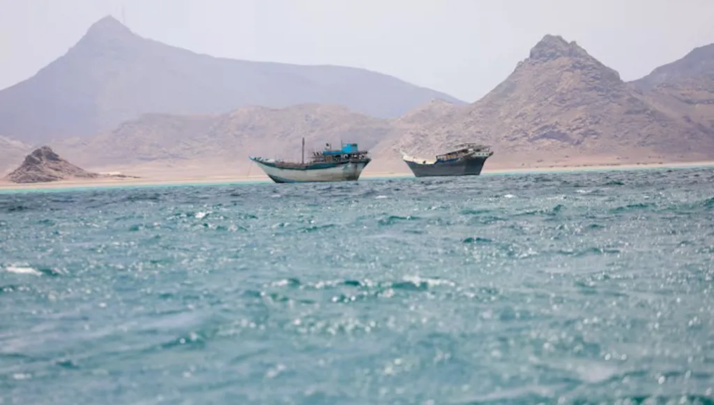 صاروخ باليستي حوثي يقتل 3 من طاقم سفينة تجارية في باب المندب