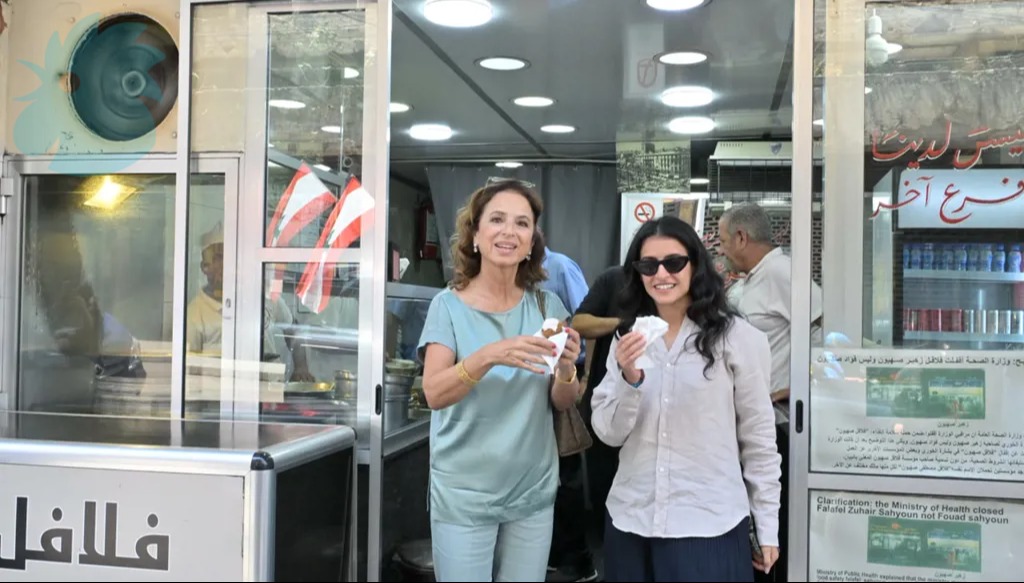 من السرايا إلى فلافل صهيون... شيخة النويس تتذوّق الفلافل اللبنانية