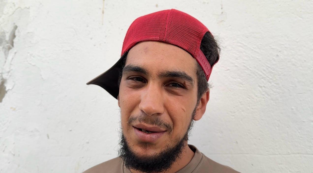 أحمد، شاب تونسي في الثلاثين، لا يزال مصمماً على الهجرة رغم فشل محاولته الأولى عبر البحر.