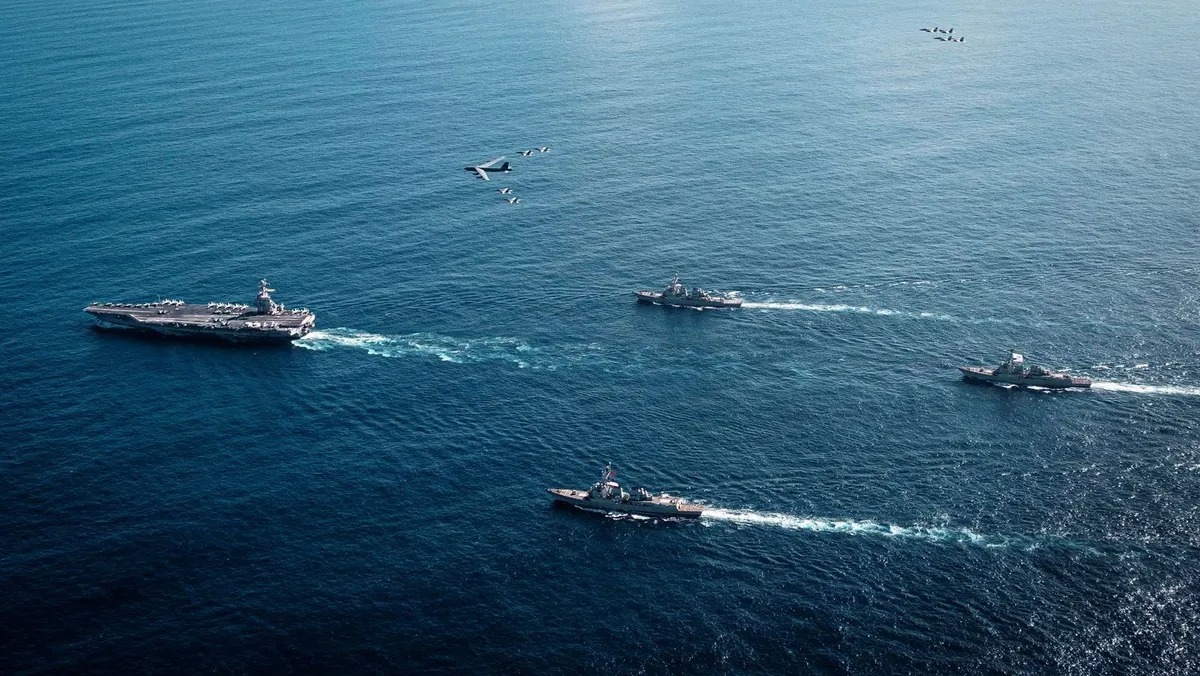 حاملة الطائرات الأميركية USS Gerald R. Ford وعدة سفن حربية مرافقة لها تبحر نحو البحر الكاريبي (رويترز)
