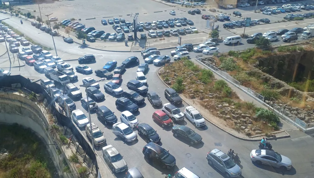 القوى الأمنية تُقفل الطريق المؤدية إلى ساحة النجمة أمام مبنى "النهار" في وسط بيروت
