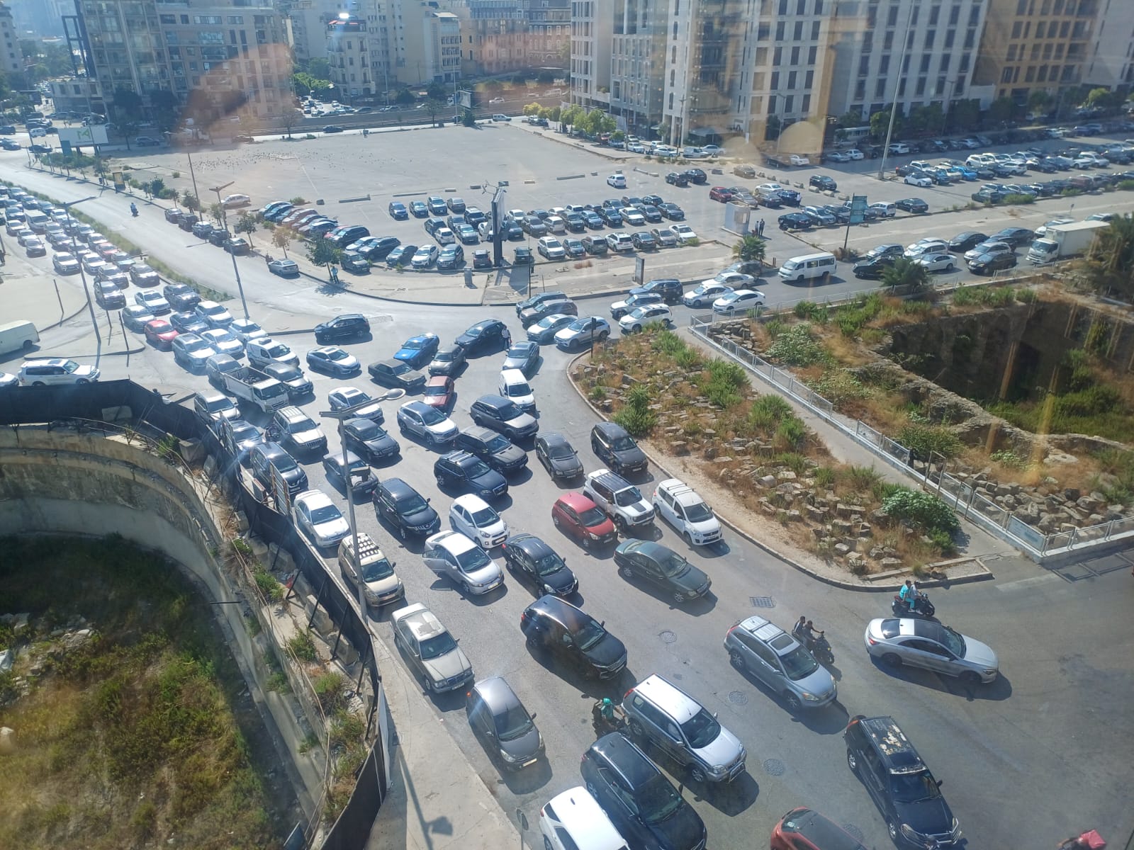 زحمة سير خانقة أمام مبنى النهار.