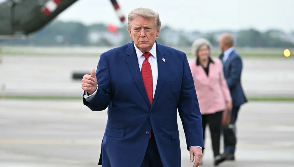 ترامب ينزل من مروحية "مارين وان" بالقرب من البيت الأبيض في واشنطن يوم 11 أغسطس 2026. (أ ف ب)