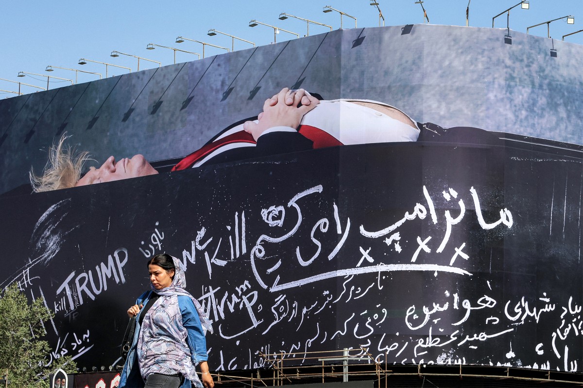 جدارية تُظهر ترامب ممدّداً في نعش بالعاصمة الإيرانية طهران (أ ف ب).