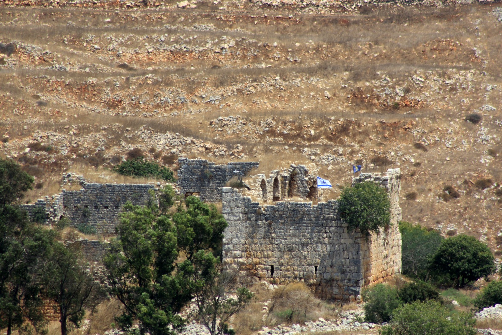 العلم الإسرائيلي لا يزال مرفوعاً على سطح قلعة دوبيه في شقرا بين بلدتي ميس الجبل وحولا. (أحمد منتش)