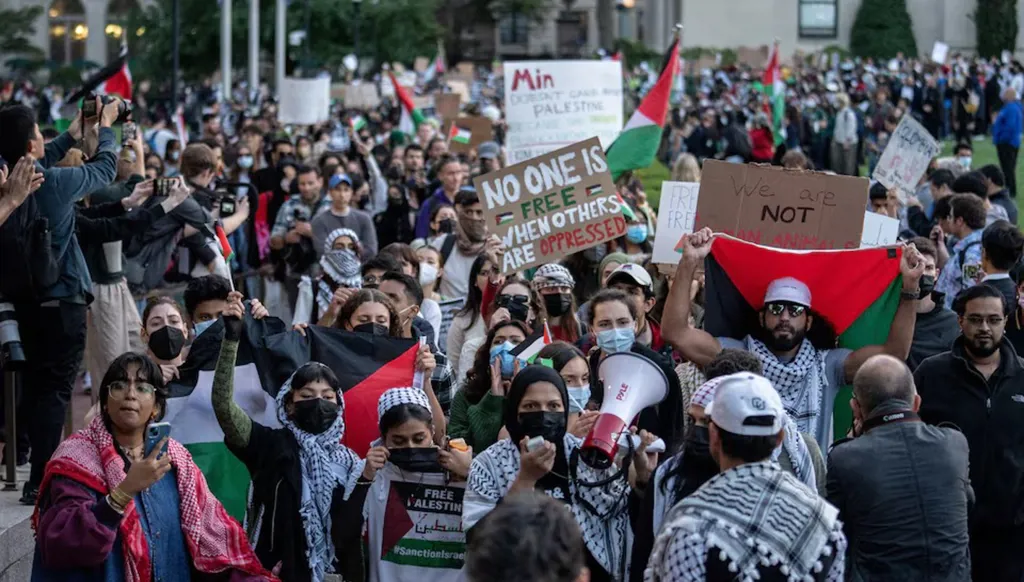 طلاب مؤيدون للفلسطينيين خلال تظاهرة تضامنية مع الشعب الفلسطيني في جامعة كولومبيا في نيويورك، في 12 تشرين الأول/أكتوبر 2023. (رويترز)