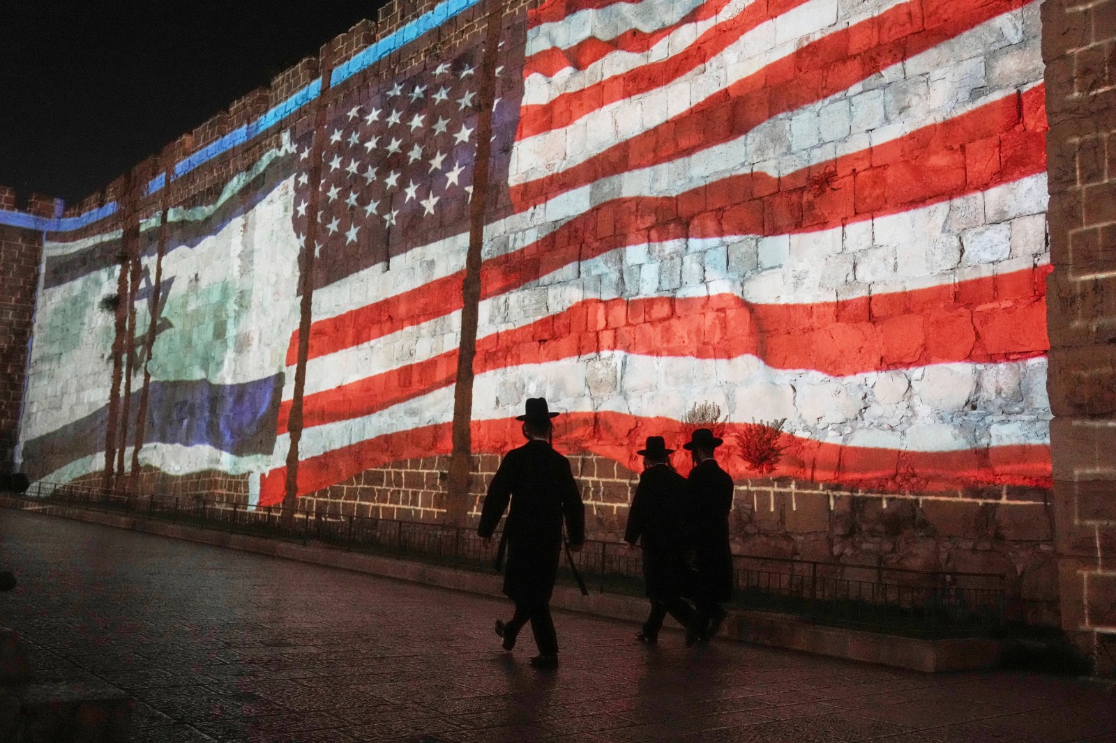 العلمان الأميركي والإسرائيلي على أسوار البلدة القديمة في القدس، في 22 حزيران/يونيو 2025. (أ ب)