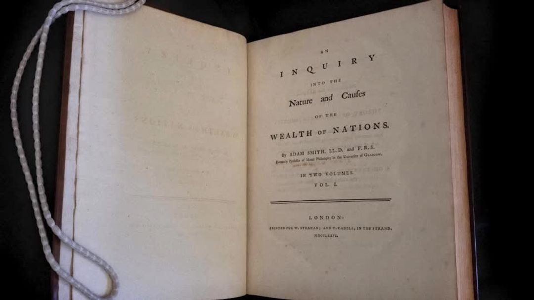 الصفحة الأولى من كتاب ثروة الأمم لأدم سميث الذي تأثر به السديري (رويترز)