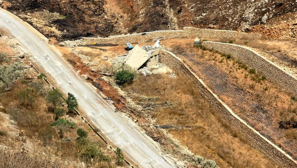أعمال التجريف الإسرائيلية على طريق بلدة ميس الجبل المحتلة في الجنوب.