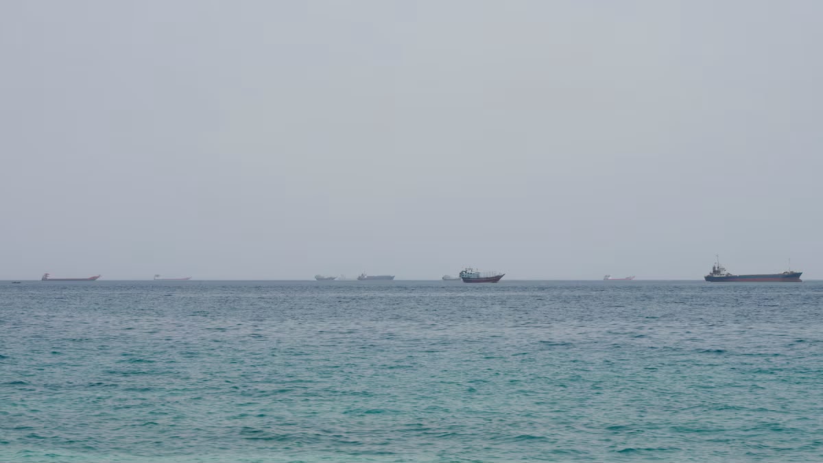 سفن بالقرب من مضيق هرمز كما تظهر من مسندم بعمان (رويتزر)سفن بالقرب من مضيق هرمز كما تظهر من مسندم بعمان (رويتزر)