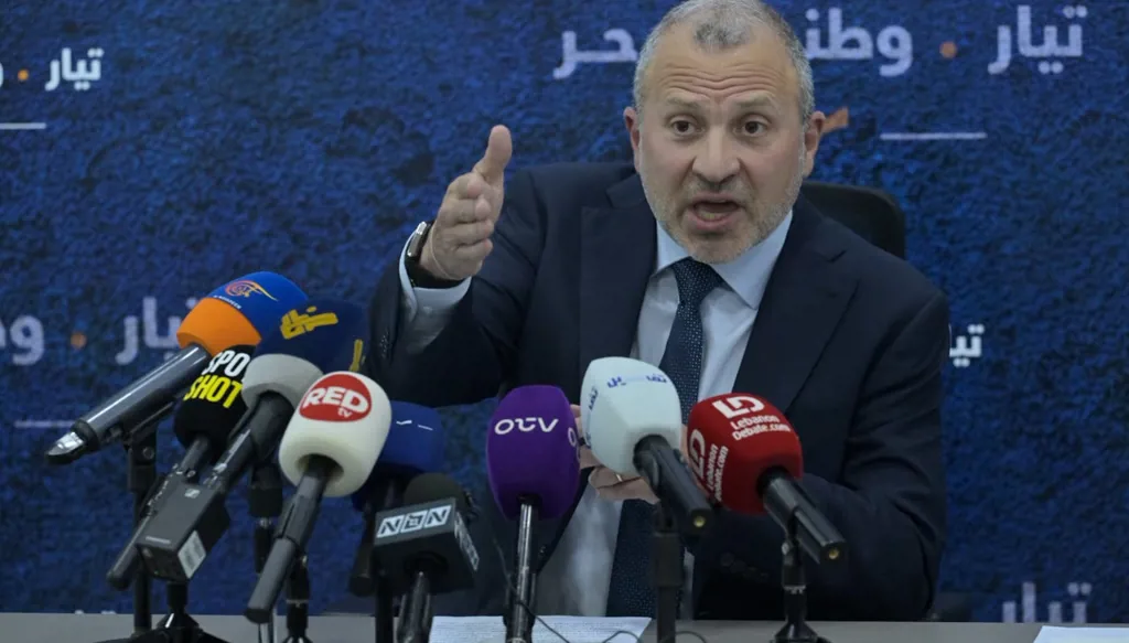 باسيل يدعو إلى مساءلة علنية للحكومة... ويبحث الطعن بقانون العفو العام