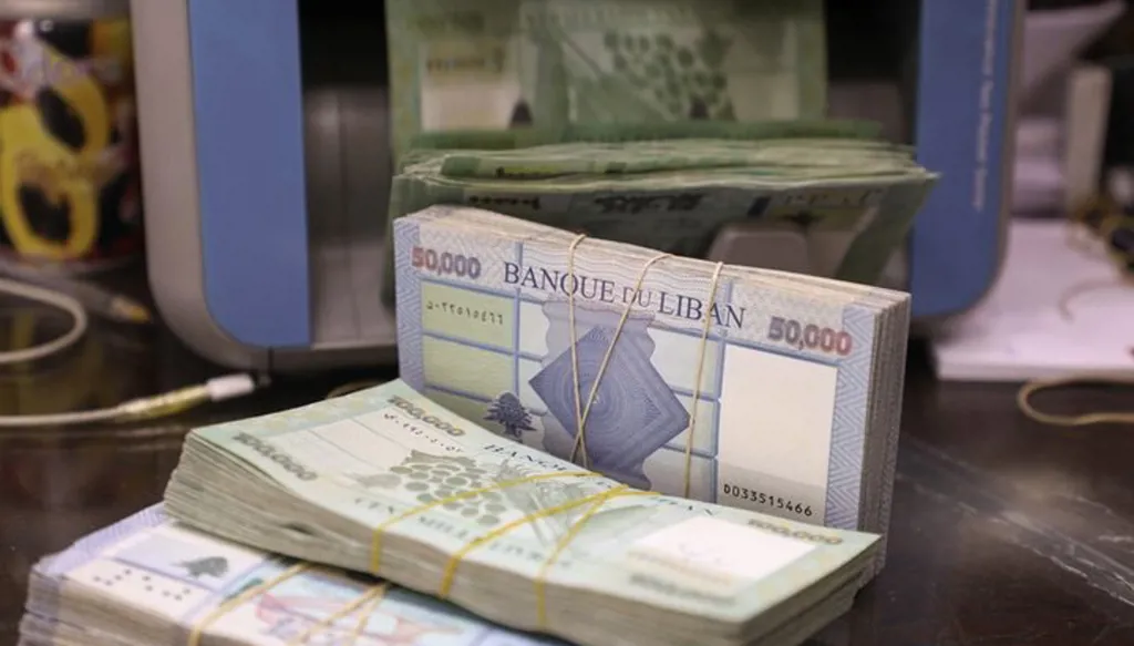 أوراق نقد من الليرة اللبنانية بأحد محلات الصرافة في بيروت (رويترز). 