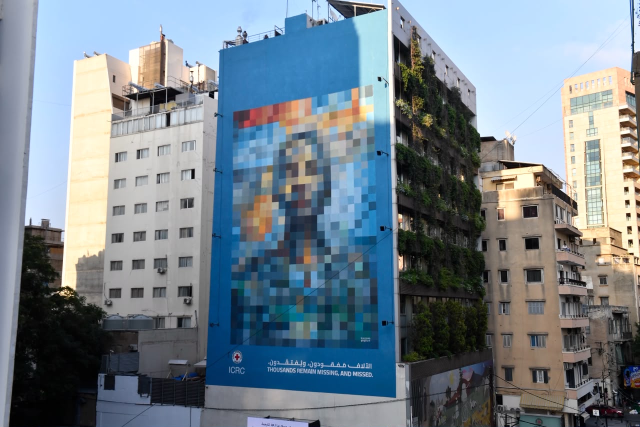 جدارية المفقودين في بيروت (تصوير: حسام شبارو).