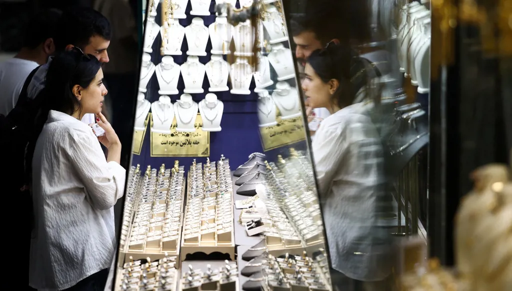 سيدة إيرانية تتفقد واجهة متجر للذهب والمجوهرات في البازار الكبير في طهران، 17 آب/أغسطس 2026. (رويترز)