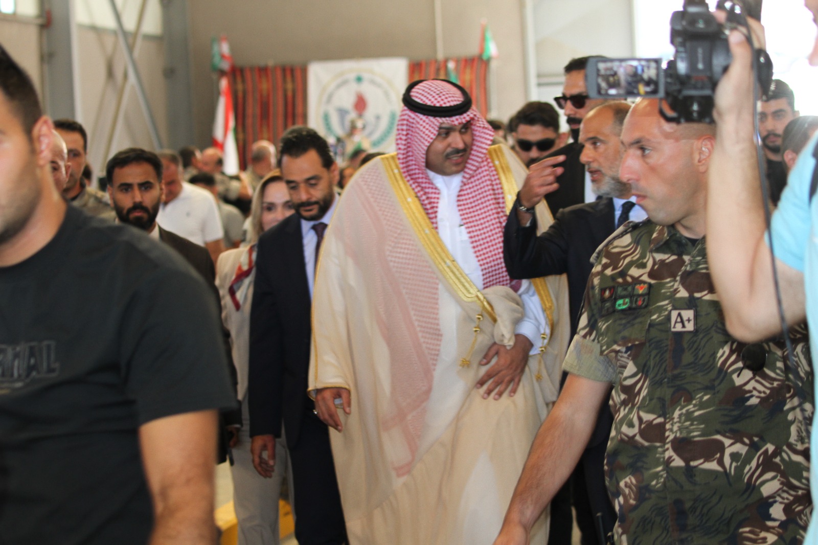 السفير السعودي برفقة وزير الأشغال العامة والنقل في معبر المصنع. (دانيال خياط)