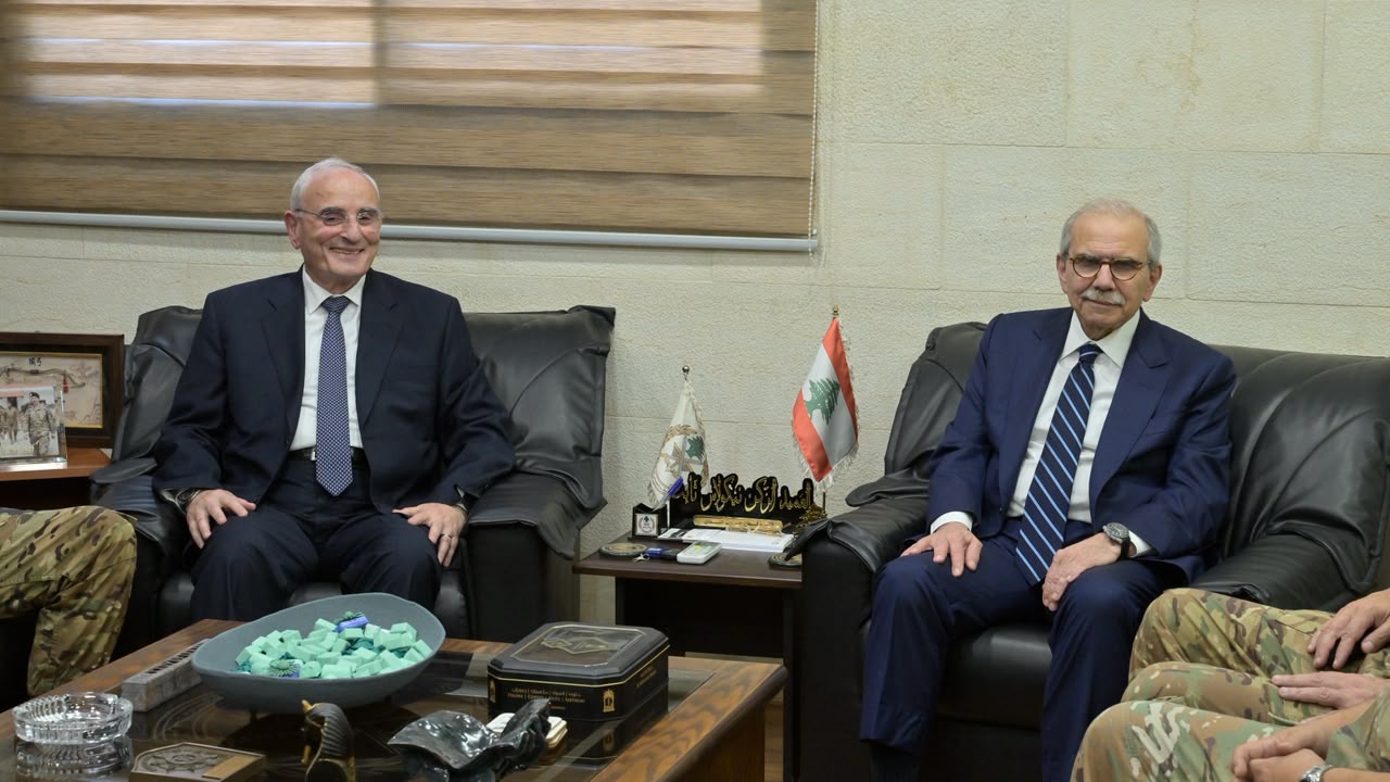 وزير الدفاع ميشال منسّى يستقبل الرئيس نواف سلام في ثكنة بنوا بركات بمدينة صور(تصوير نبيل اسماعيل)