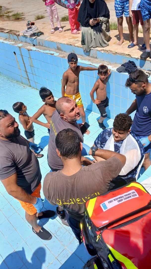عناصر الدفاع المدني ينقذون طفلاً تعرّض لحادث داخل منتجع سياحي في القلمون. (مواقع التواصل الاجتماعي)