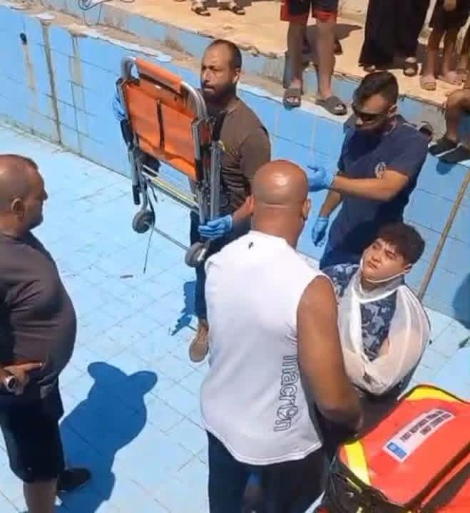 عناصر الدفاع المدني ينقذون طفلاً تعرّض لحادث داخل منتجع سياحي في القلمون. (مواقع التواصل الاجتماعي)